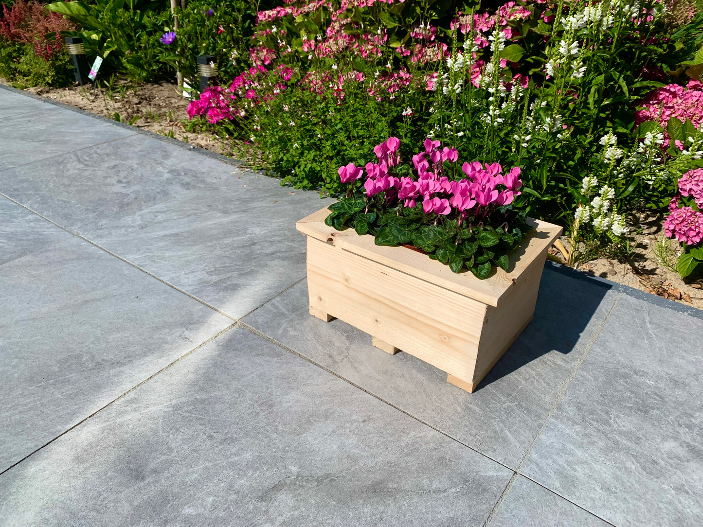 houten plantenbak inclusief Cyclamen en potgrond.
