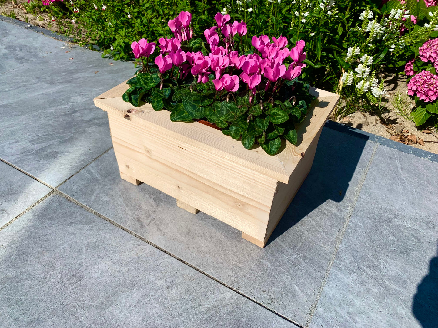 houten plantenbak inclusief Cyclamen en potgrond.
